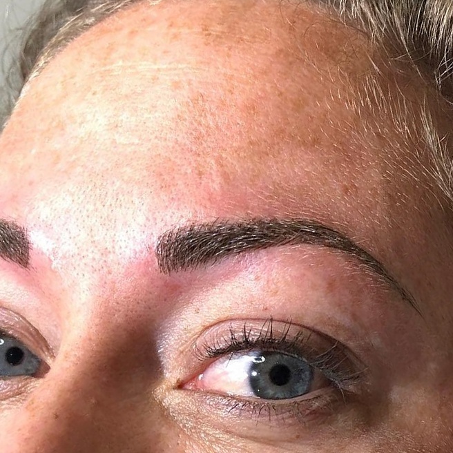 Detail van afgewerkte wenkbrauwen bij NiiNiiX Beauty